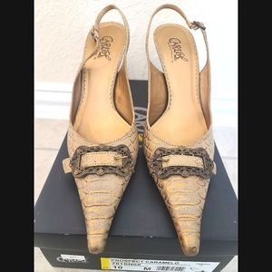 Prospect caramelo heels by Carlos Santana